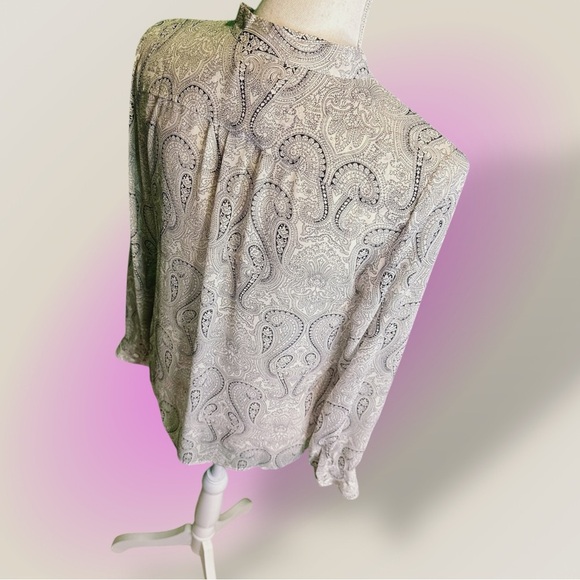J. Crew 100% Silk ‘Faded Paisley Flouncette Blouse’ in White & Black Size 6 - Picture 13 of 16